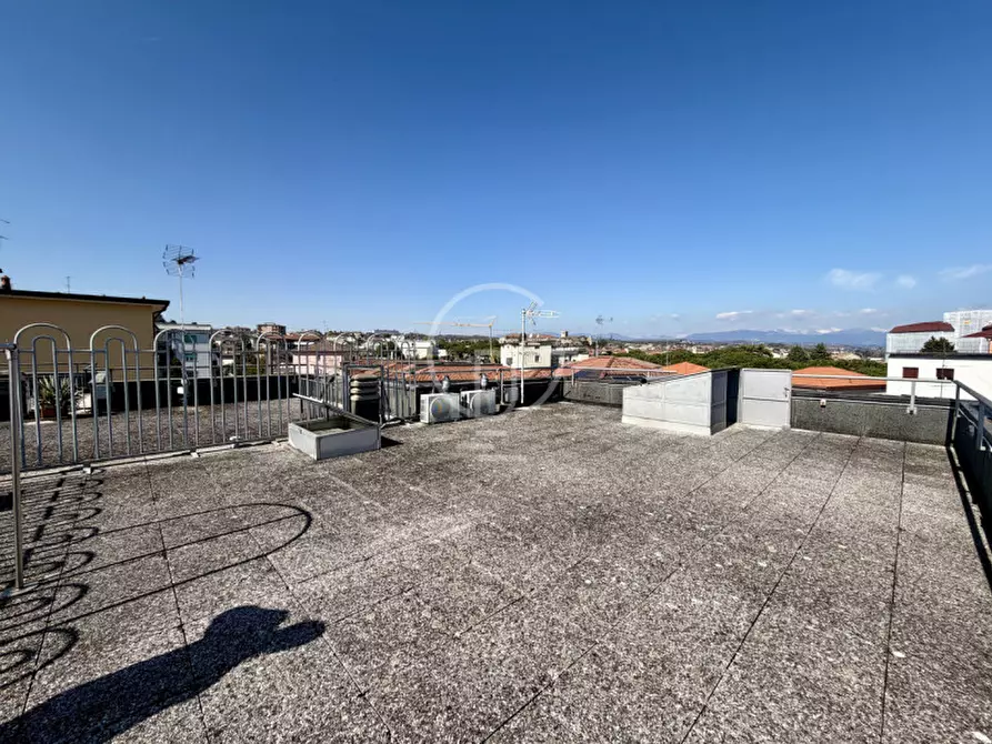 Immagine 15 di Villa in vendita  in Via G. Pascoli a Desenzano Del Garda