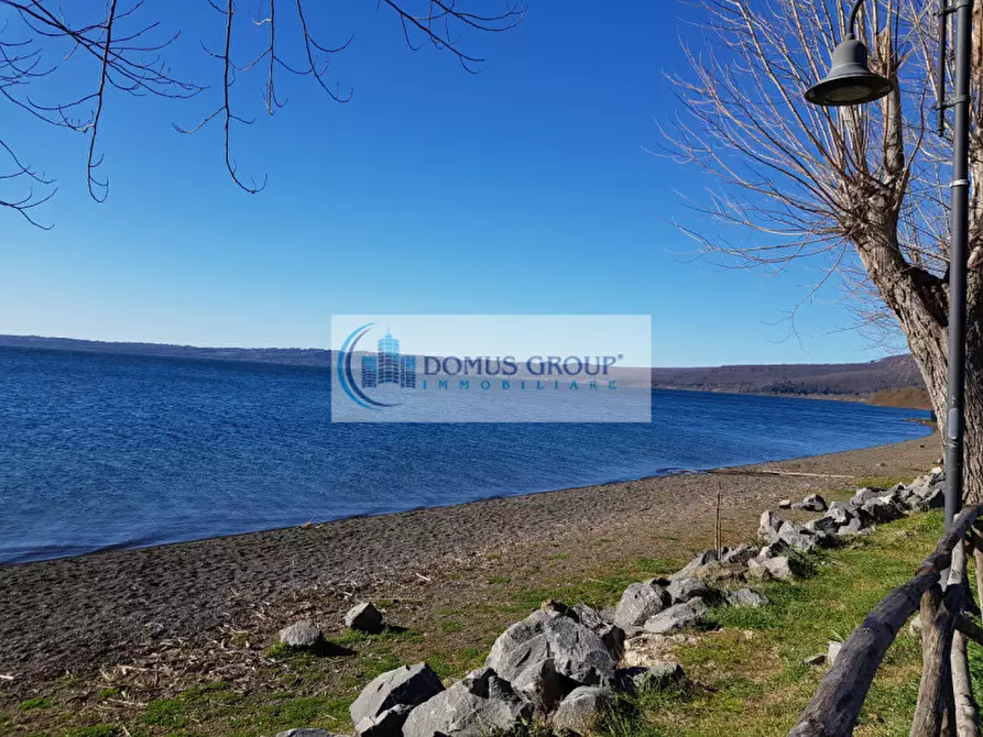 Immagine 1 di Casa bifamiliare in affitto  in via Monterosi a Trevignano Romano