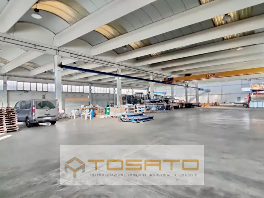 Immagine 2 di Capannone industriale in vendita  a Villafranca Di Verona