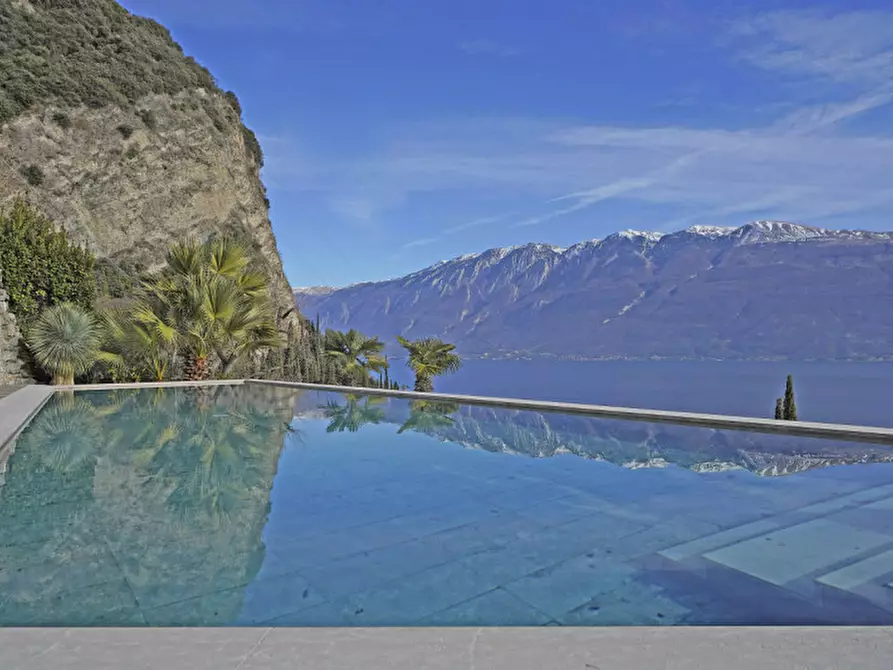 Immagine 2 di Villa in vendita  a Gargnano