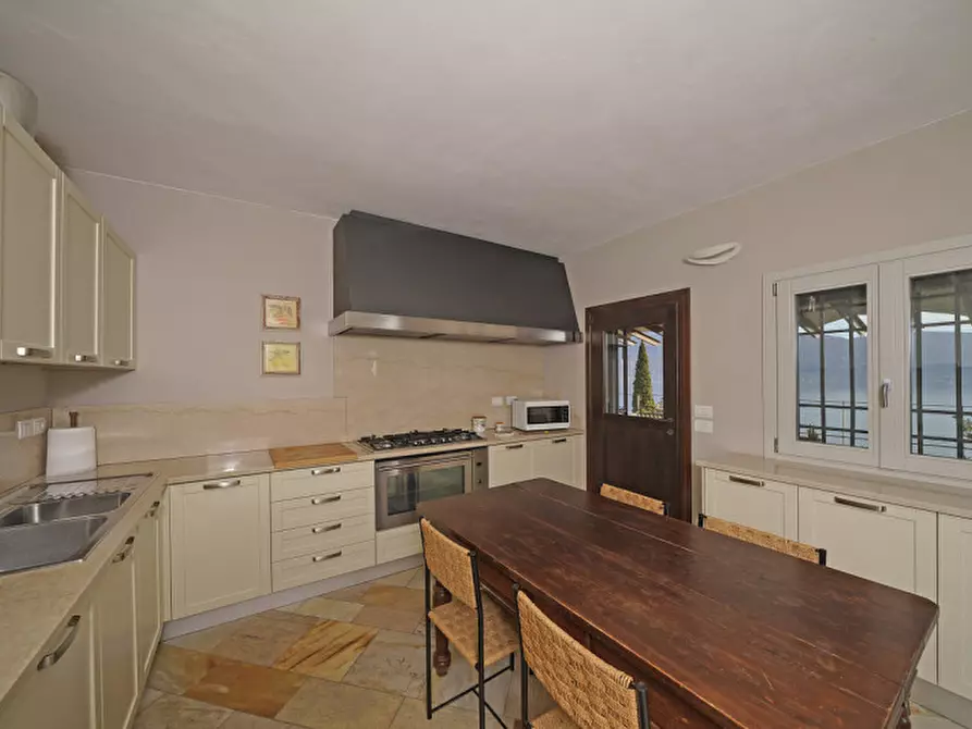 Immagine 8 di Villa in vendita  a Gargnano