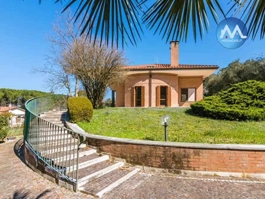 Immagine 1 di Villa in vendita  a Pesaro