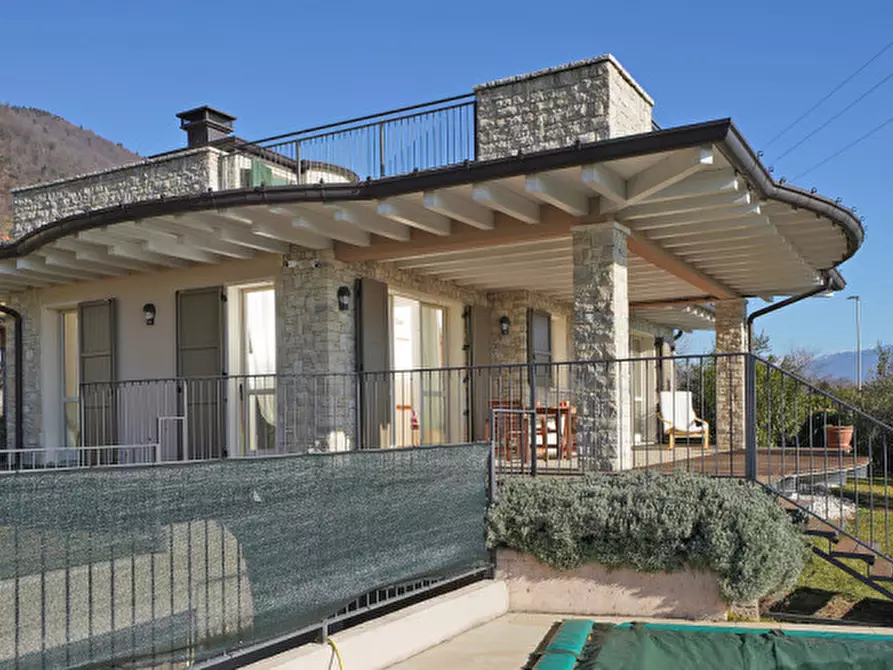 Immagine 2 di Villa in vendita  a Gargnano