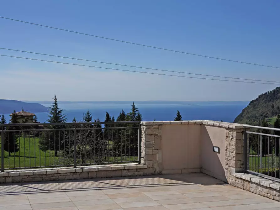 Immagine 4 di Villa in vendita  a Gargnano