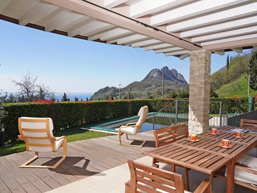 Immagine 5 di Villa in vendita  a Gargnano