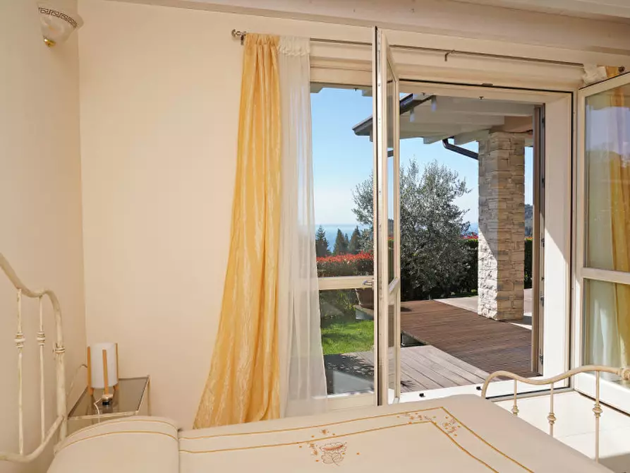 Immagine 10 di Villa in vendita  a Gargnano