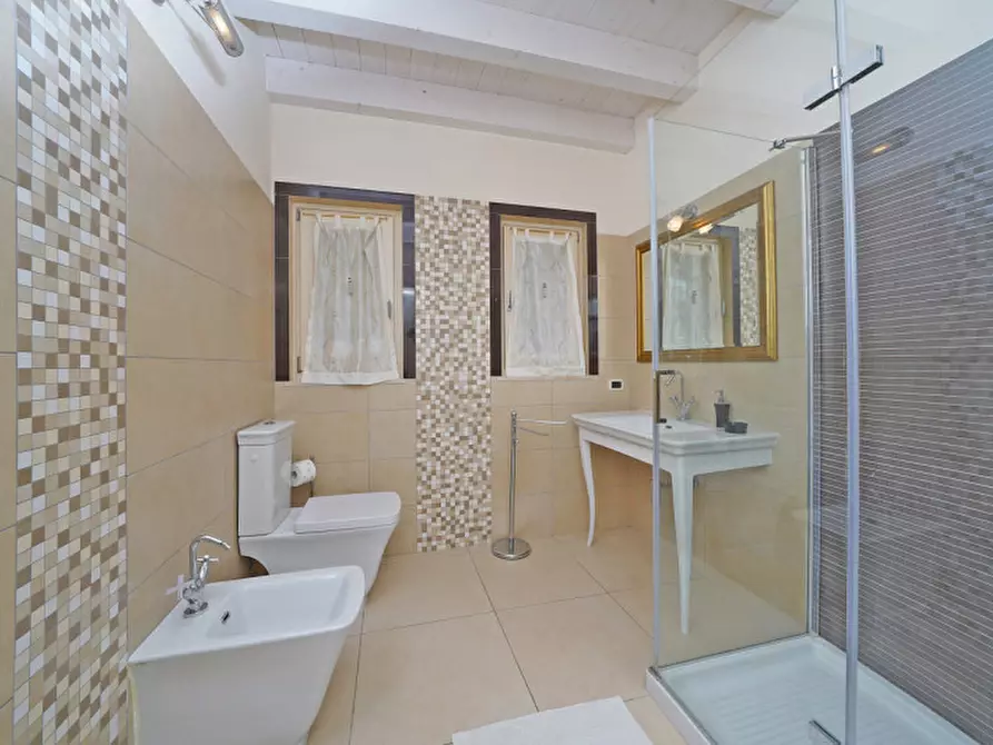 Immagine 13 di Villa in vendita  a Gargnano