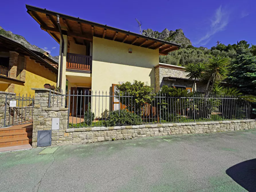 Immagine 2 di Villa in vendita  a Limone Sul Garda