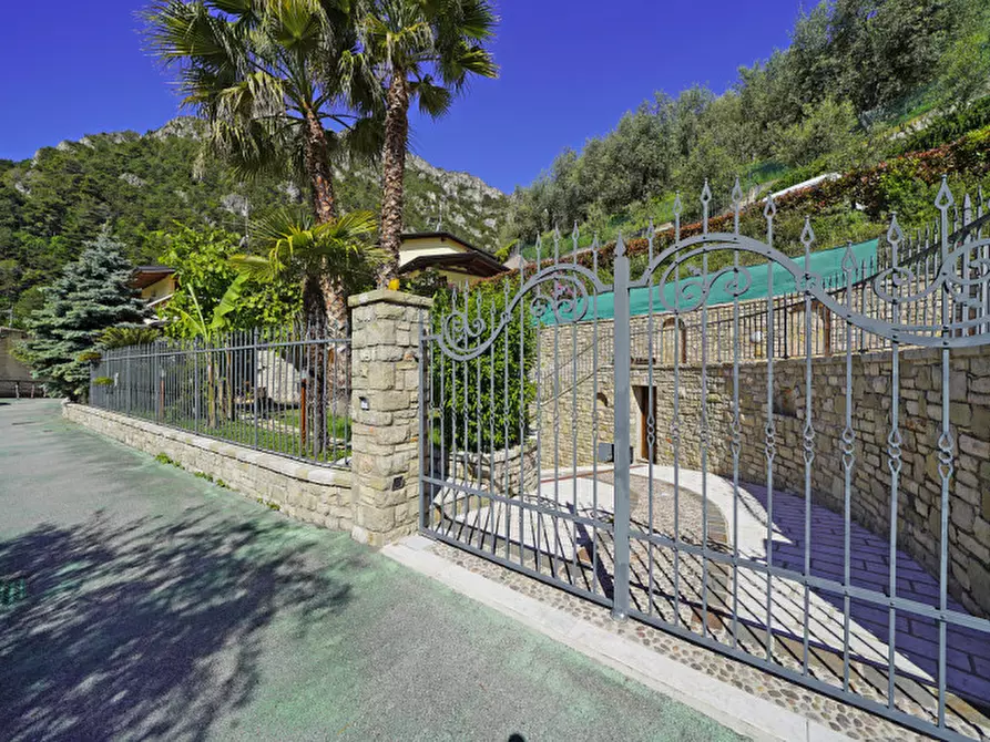 Immagine 7 di Villa in vendita  a Limone Sul Garda