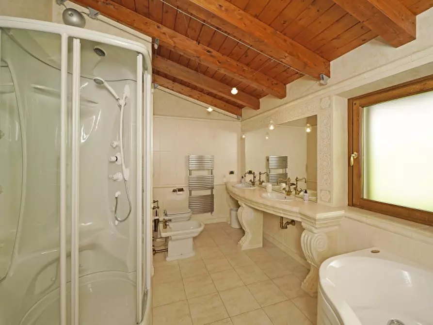 Immagine 20 di Villa in vendita  a Limone Sul Garda