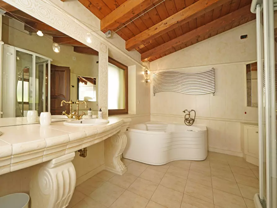 Immagine 21 di Villa in vendita  a Limone Sul Garda