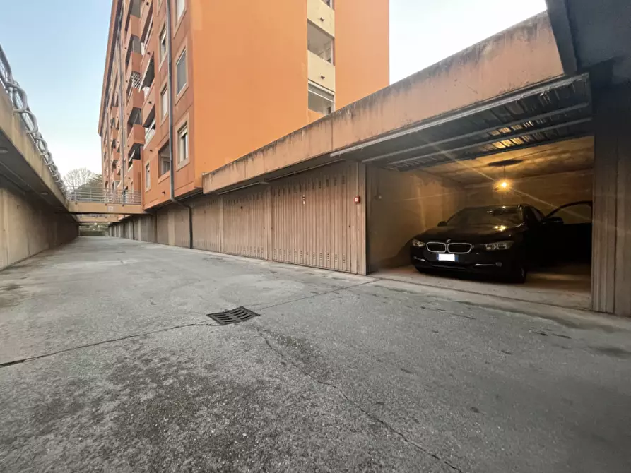 Immagine 3 di Garage in vendita  in via fermi a Vicenza