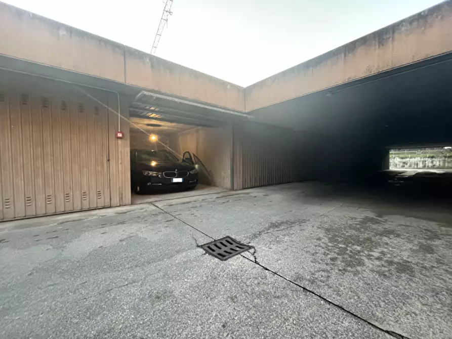Immagine 4 di Garage in vendita  in via fermi a Vicenza
