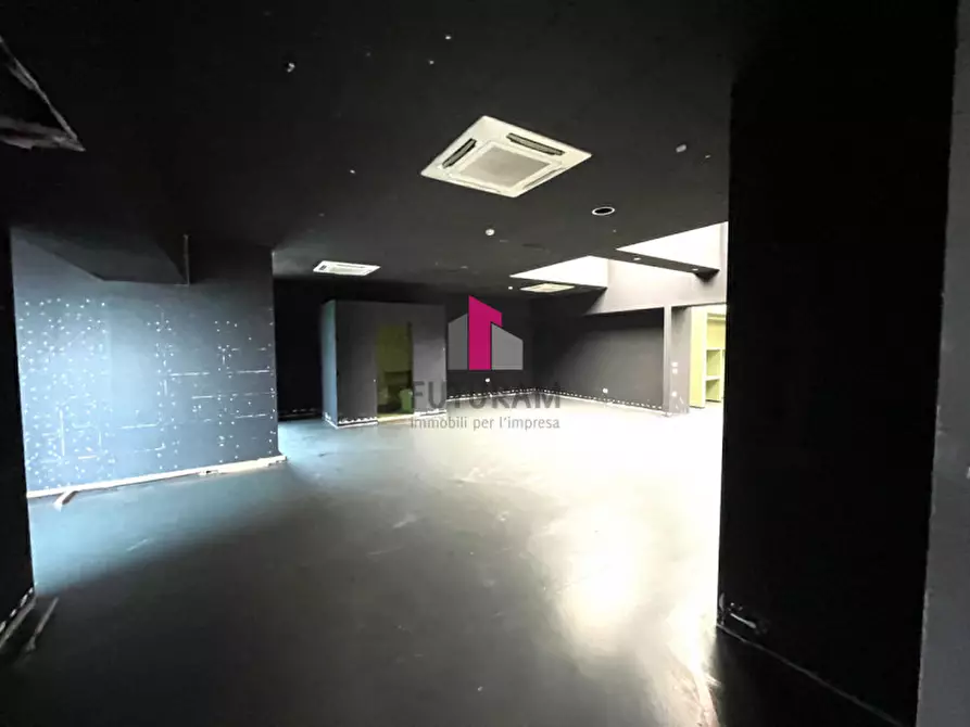 Immagine 15 di Negozio in vendita  in Via COLOMBARE a Schiavon