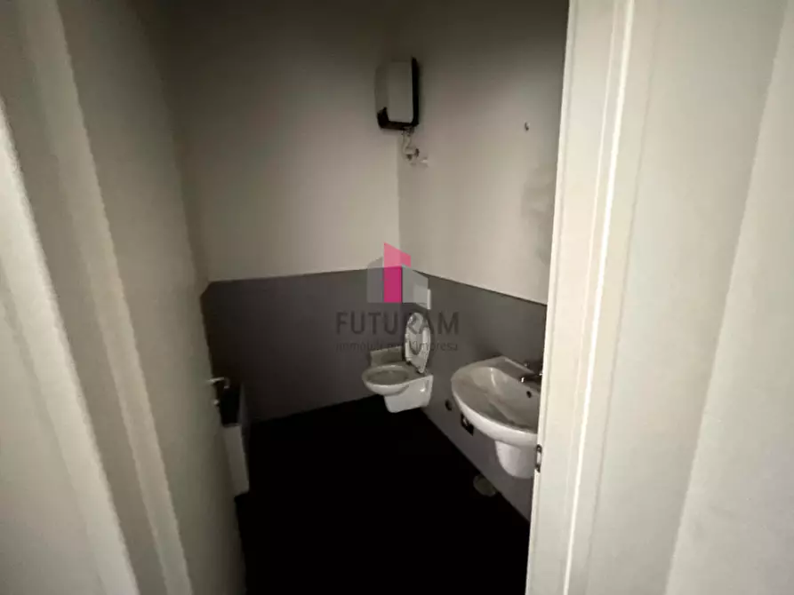 Immagine 19 di Negozio in vendita  in Via COLOMBARE a Schiavon