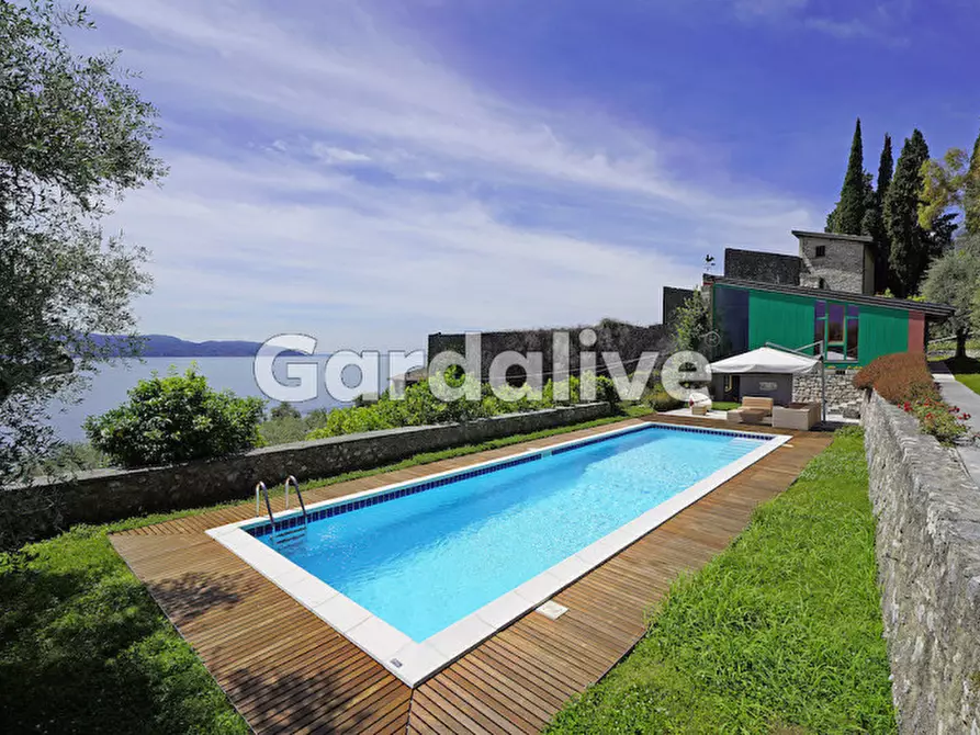 Immagine 1 di Villa in vendita  a Gargnano