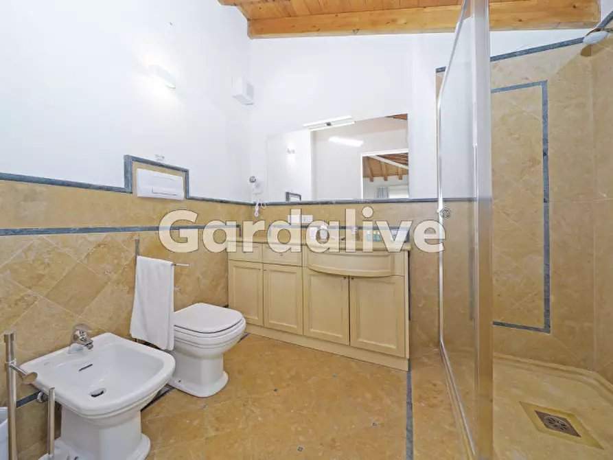 Immagine 14 di Appartamento in vendita  a Gardone Riviera