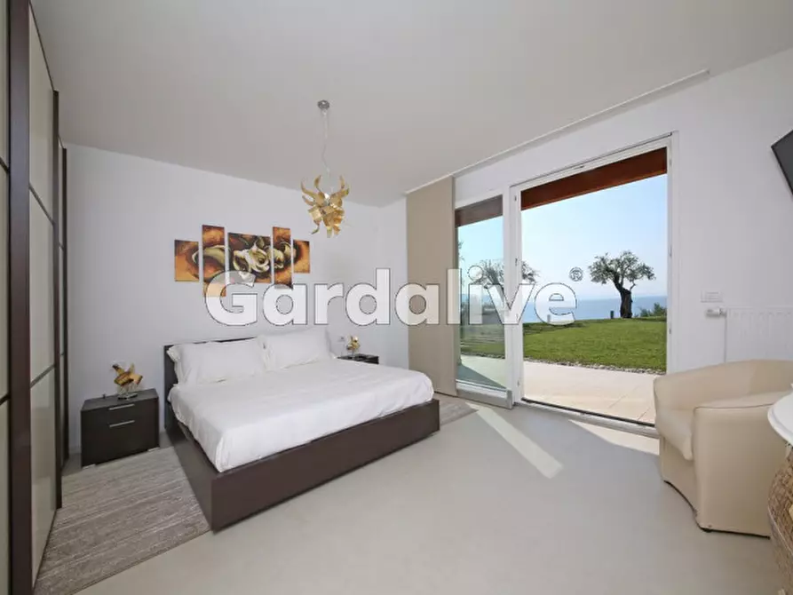 Immagine 3 di Villa in vendita  a Gardone Riviera