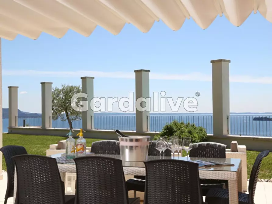 Immagine 4 di Villa in vendita  a Gardone Riviera