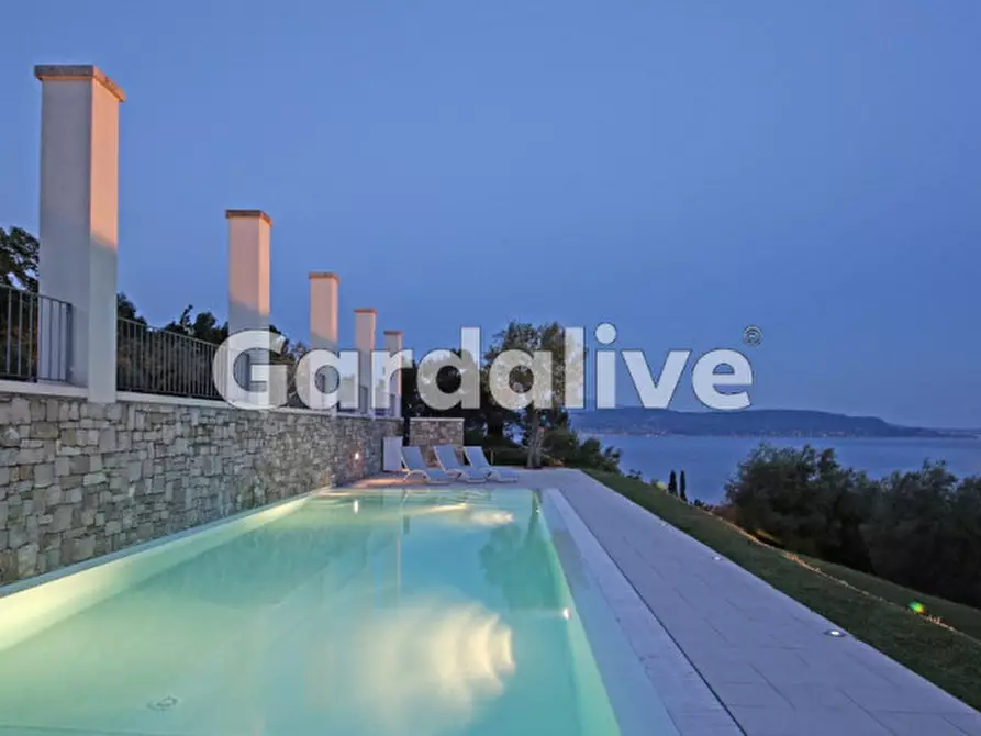 Immagine 11 di Villa in vendita  a Gardone Riviera