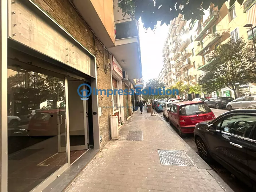 Immagine 2 di Negozio in affitto  in Via Maurizio De Vito Piscicelli 7 a Napoli