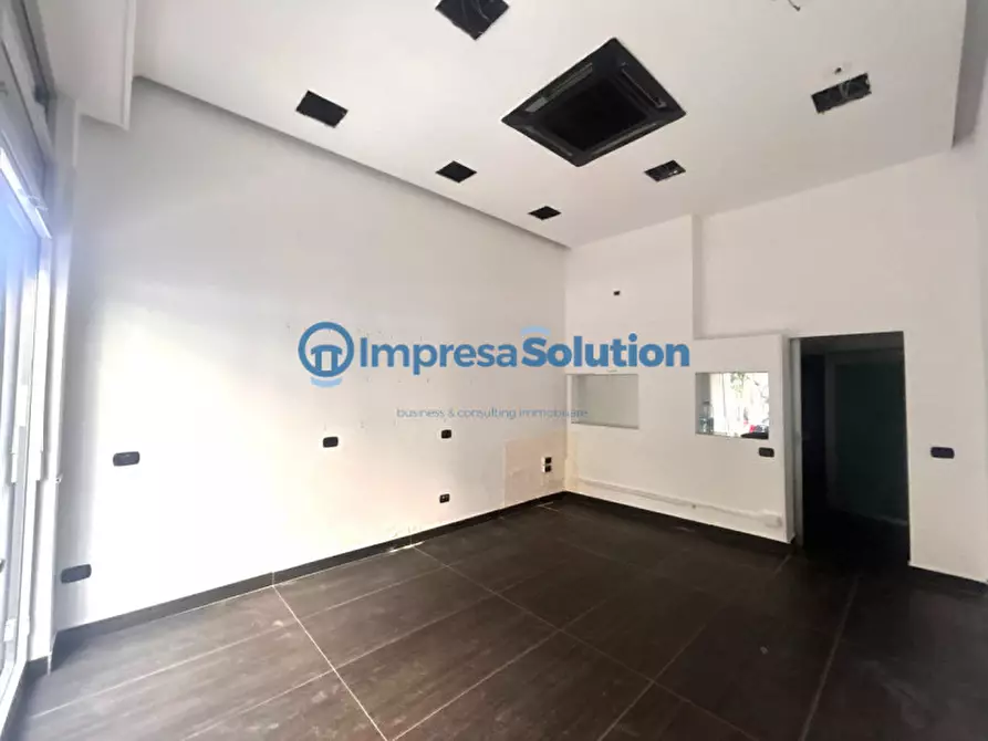 Immagine 9 di Negozio in affitto  in Via Maurizio De Vito Piscicelli 7 a Napoli