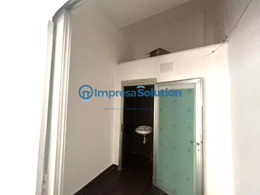 Immagine 12 di Negozio in affitto  in Via Maurizio De Vito Piscicelli 7 a Napoli