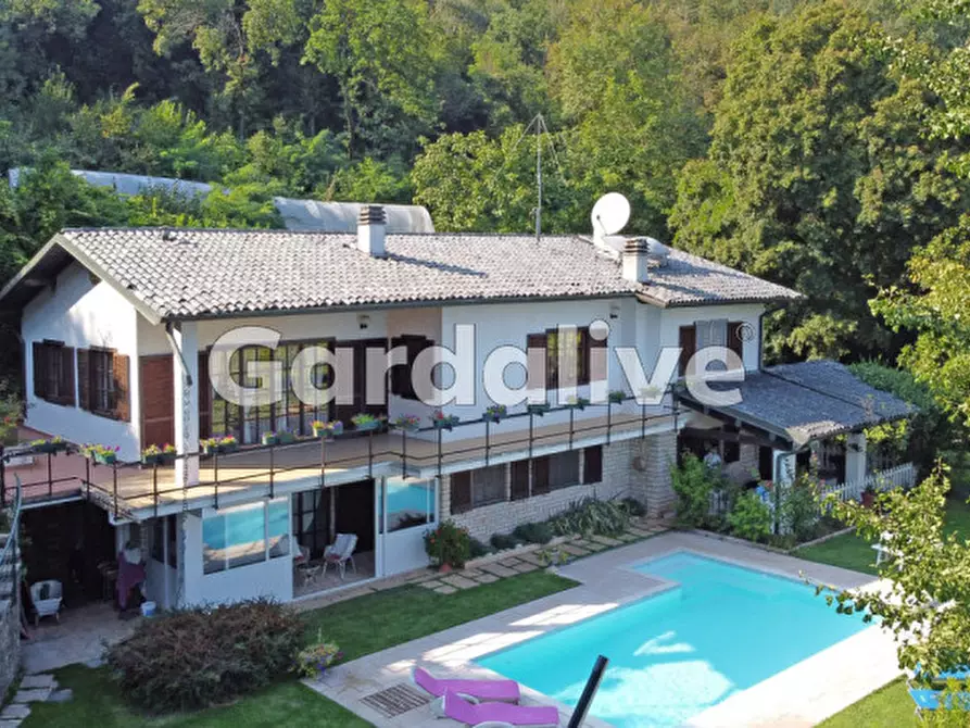 Immagine 1 di Villa in vendita  a Gardone Riviera