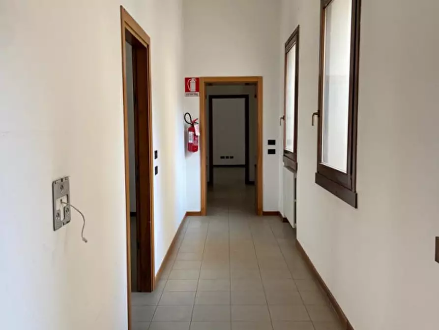 Immagine 10 di Ufficio in affitto  a Lonigo