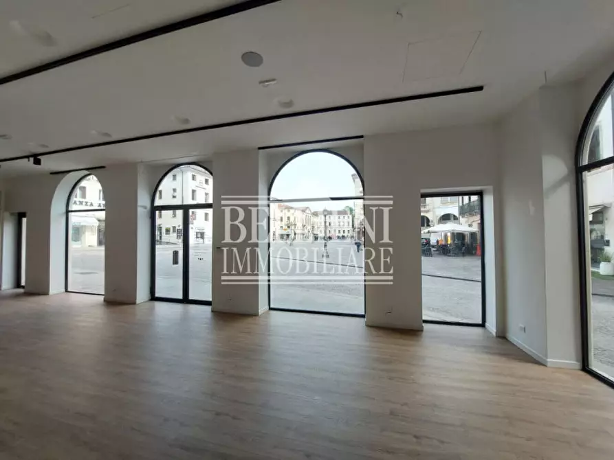 Immagine 10 di Negozio in affitto  in Piazza del Castello a Vicenza