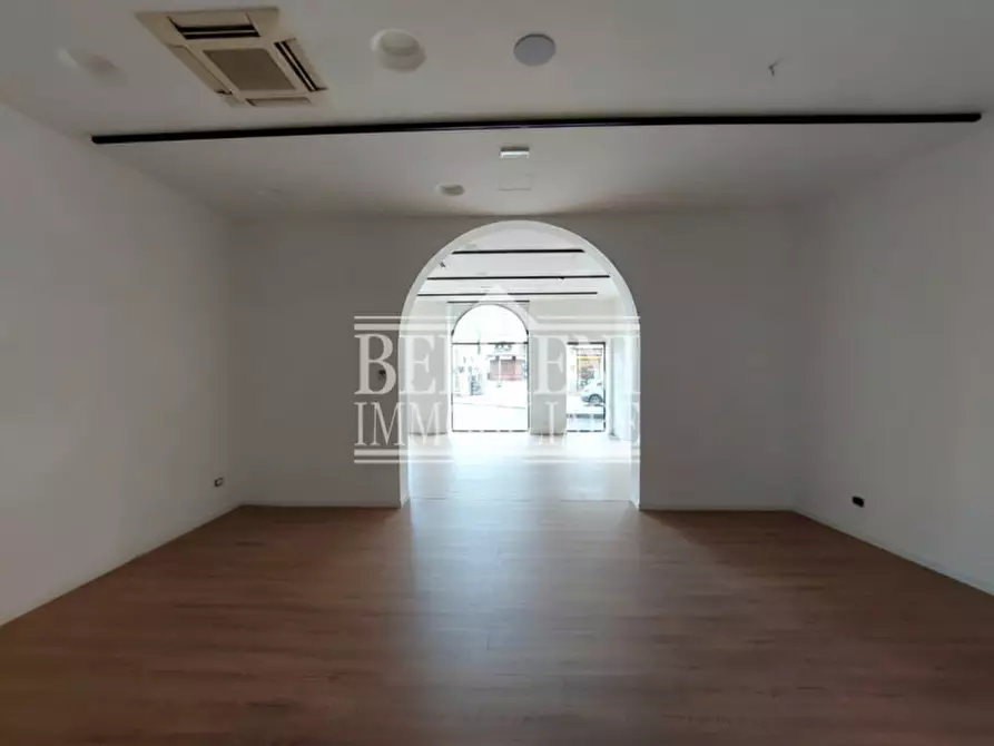 Immagine 13 di Negozio in affitto  in Piazza del Castello a Vicenza