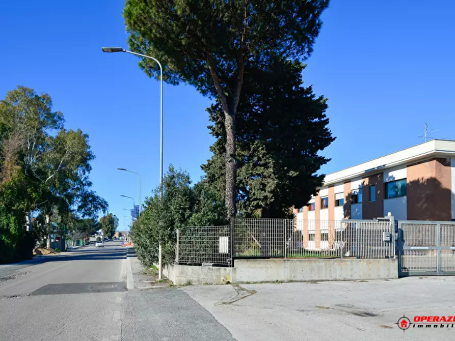 Immagine 1 di Palazzo in affitto  in via naro a Pomezia