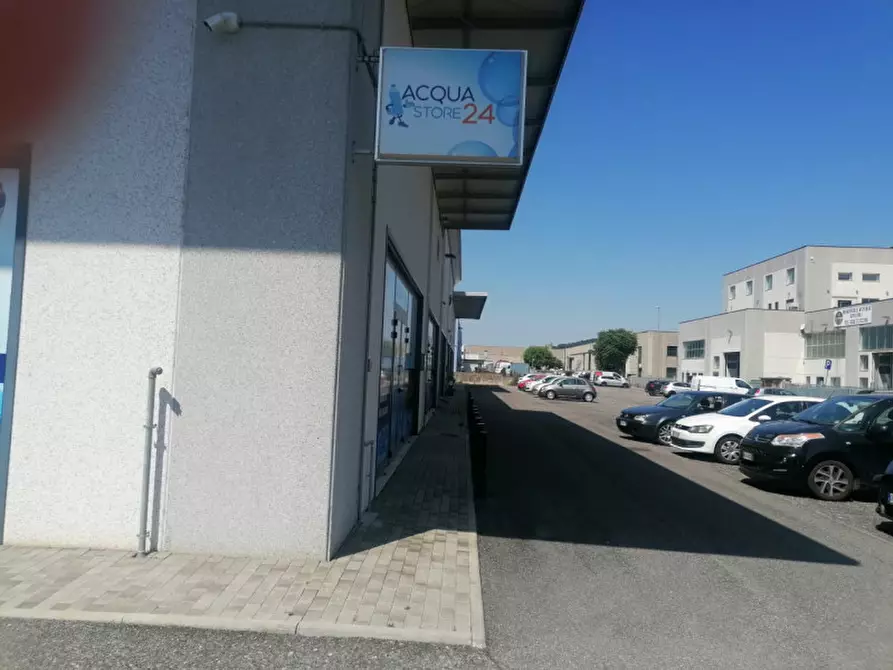 Immagine 6 di Negozio in affitto  in VIA passo gaia 30 a Rovato