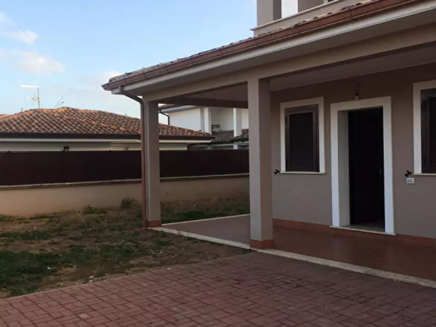 Immagine 1 di Casa trifamiliare in vendita  in via del canneto a Anzio