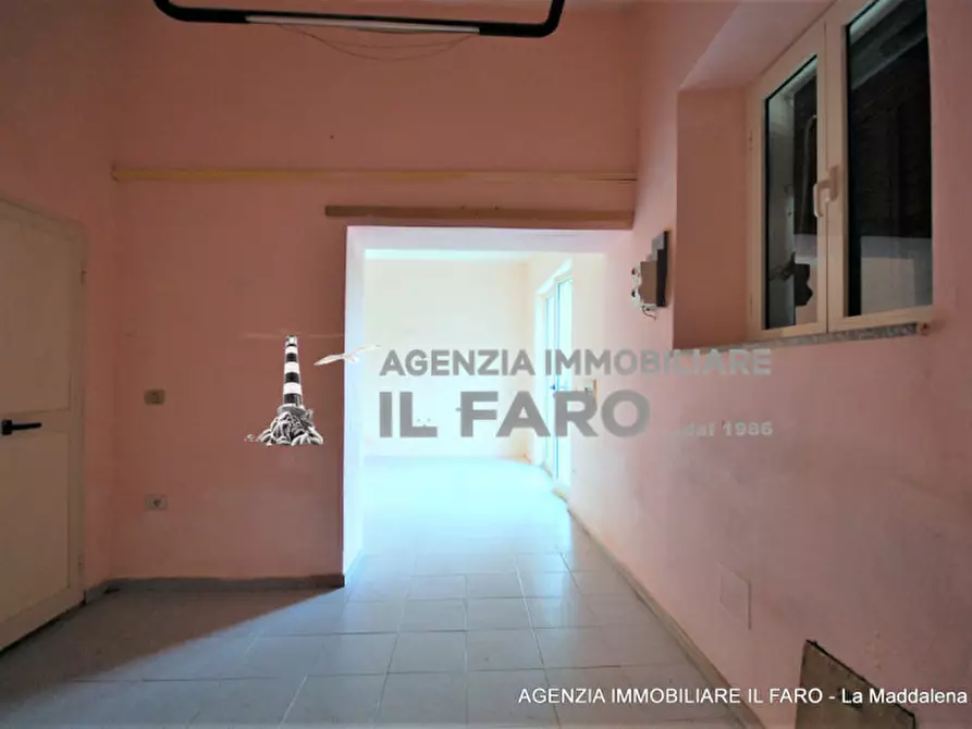 Immagine 1 di Attività commerciale in affitto  in Via Curtatone a La Maddalena