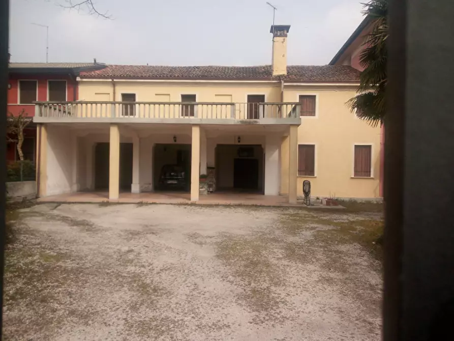 Immagine 1 di Casa trifamiliare in vendita  in via roma a Massanzago