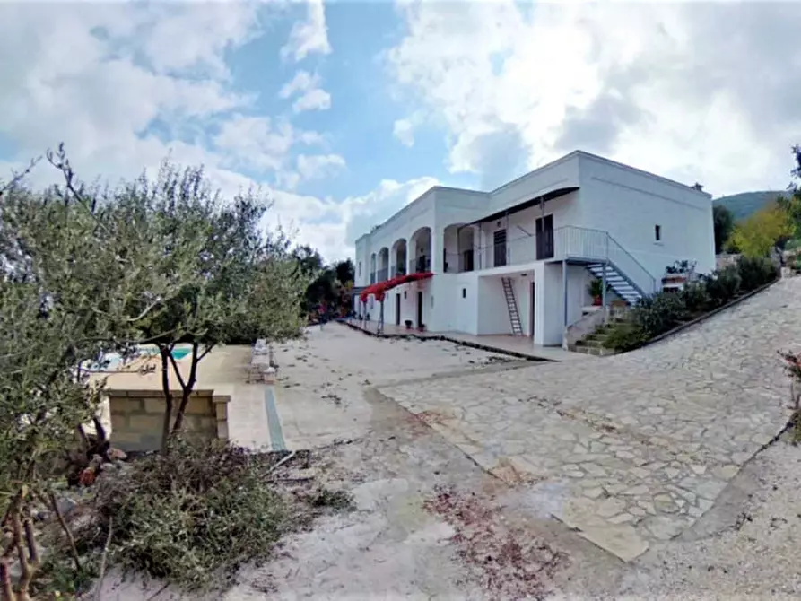 Immagine 2 di Hotel in vendita  a Monopoli