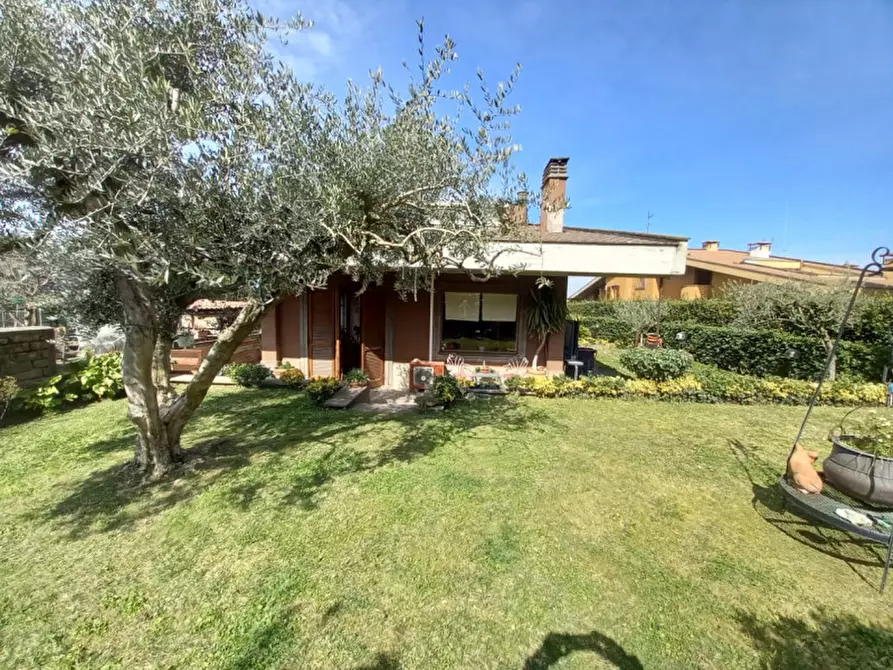 Immagine 3 di Villa in vendita  in via dei castelli romani a Rocca Di Papa