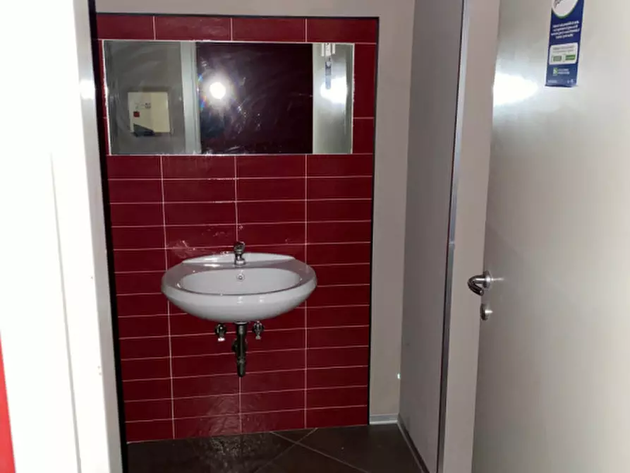 Immagine 5 di Negozio in affitto  in VIA CANOVA a Firenze