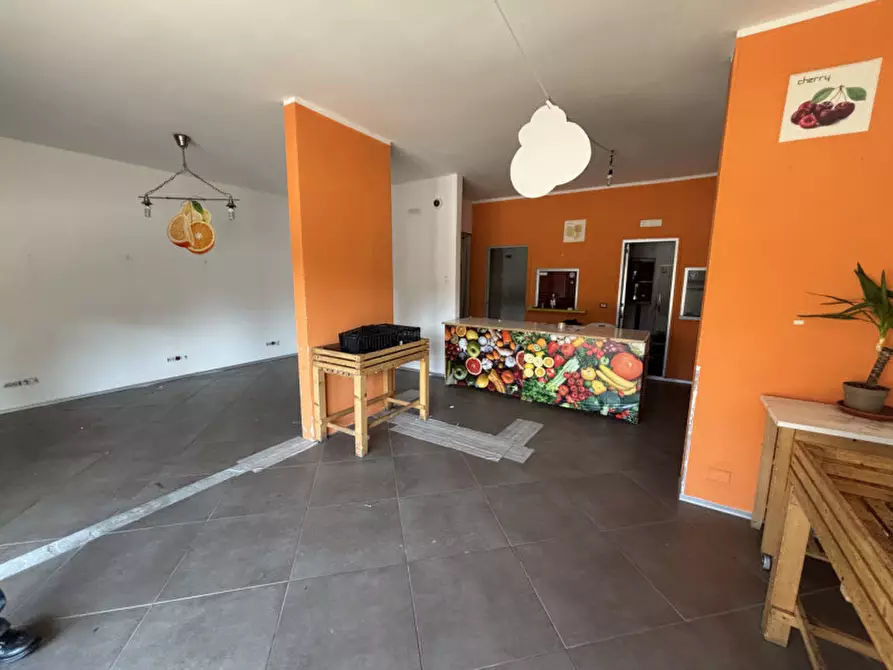 Immagine 11 di Negozio in affitto  in VIA CANOVA a Firenze