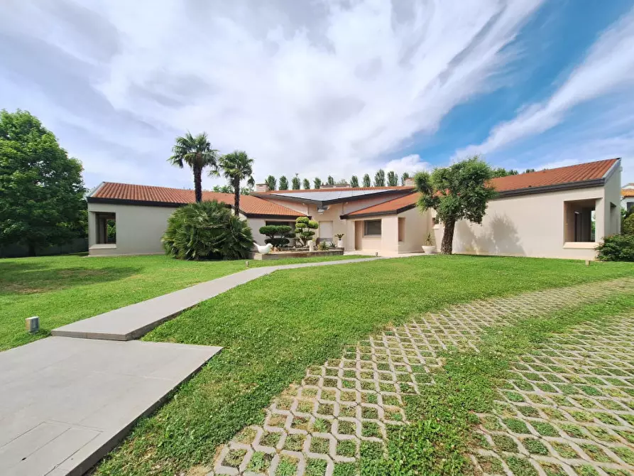 Immagine 1 di Villa in vendita  a Rovigo