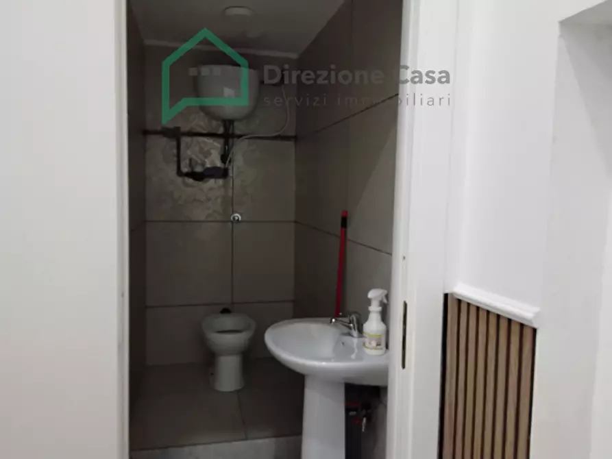 Immagine 5 di Attività commerciale in affitto  in Via L. di capua a Napoli