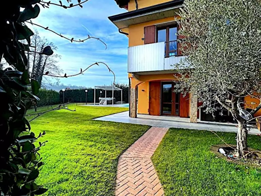 Immagine 1 di Villa in vendita  a Peschiera Del Garda
