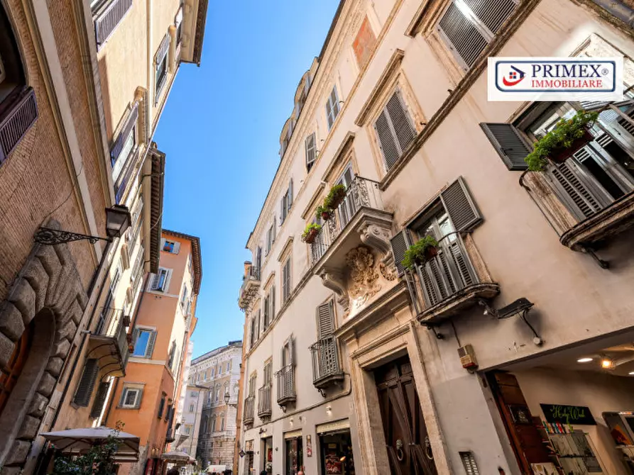 Immagine 3 di Appartamento in vendita  in via del Governo Vecchio a Roma