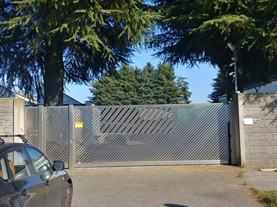 Immagine 2 di Laboratorio in affitto  in VIA PER VIMERCATE a Usmate Velate