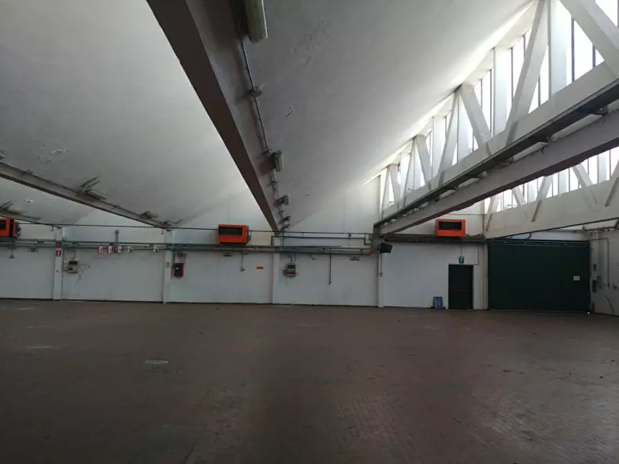 Immagine 7 di Laboratorio in affitto  in VIA PER VIMERCATE a Usmate Velate