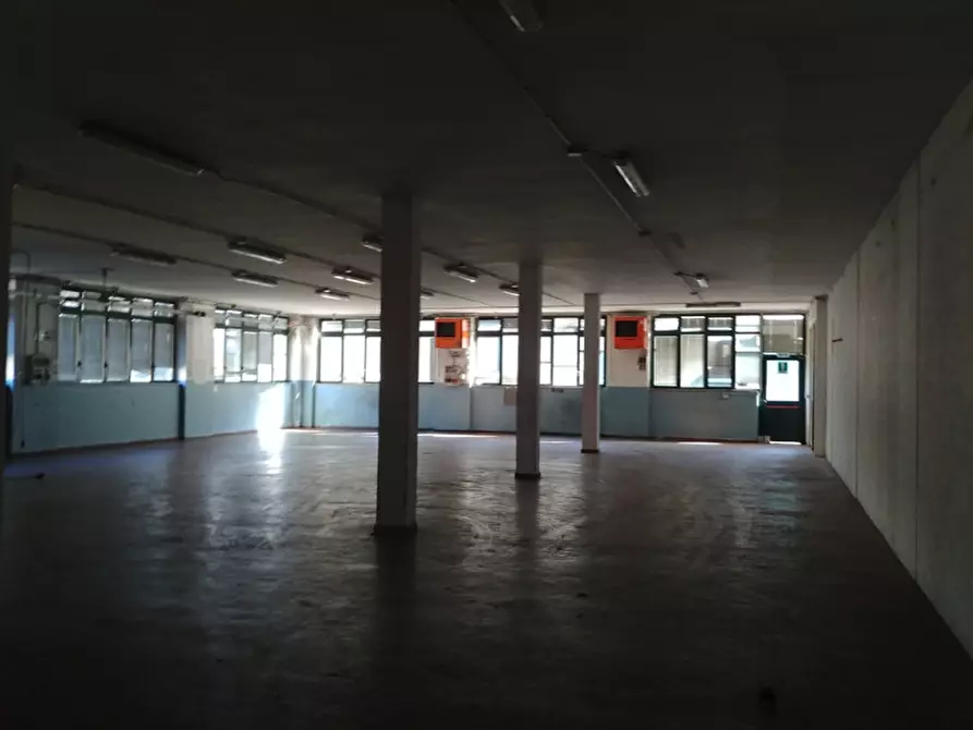 Immagine 16 di Laboratorio in affitto  in VIA PER VIMERCATE a Usmate Velate