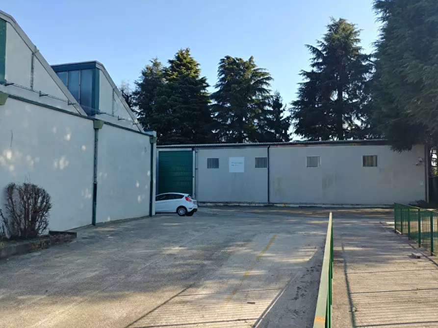 Immagine 20 di Magazzino in affitto  in VIA PER VIMERCATE a Usmate Velate