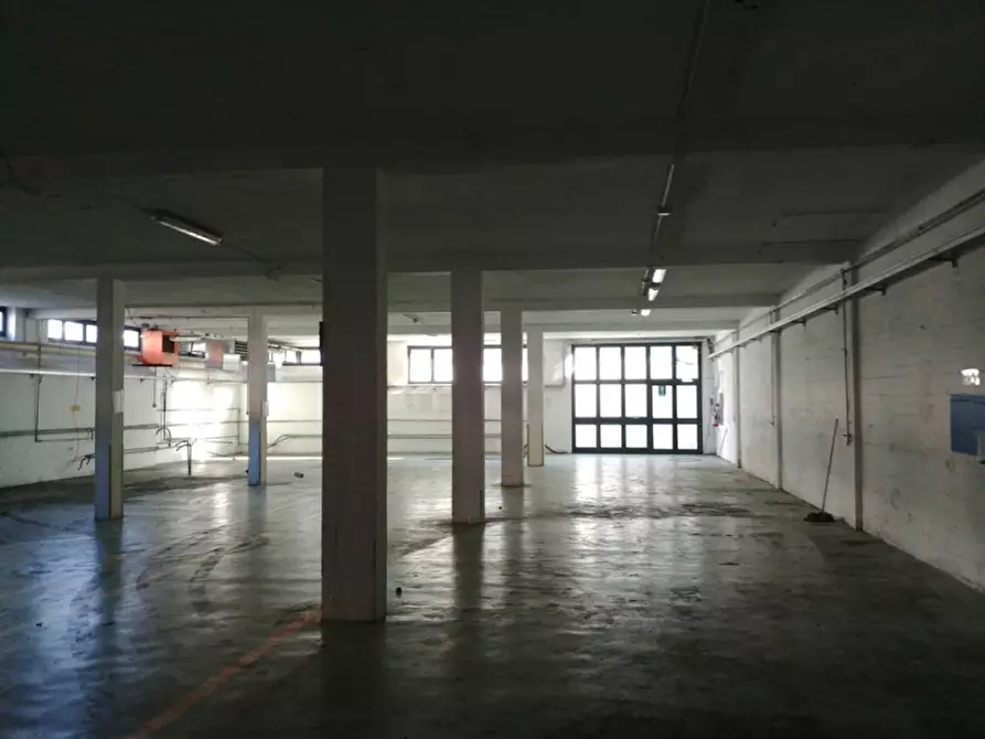 Immagine 22 di Magazzino in affitto  in VIA PER VIMERCATE a Usmate Velate