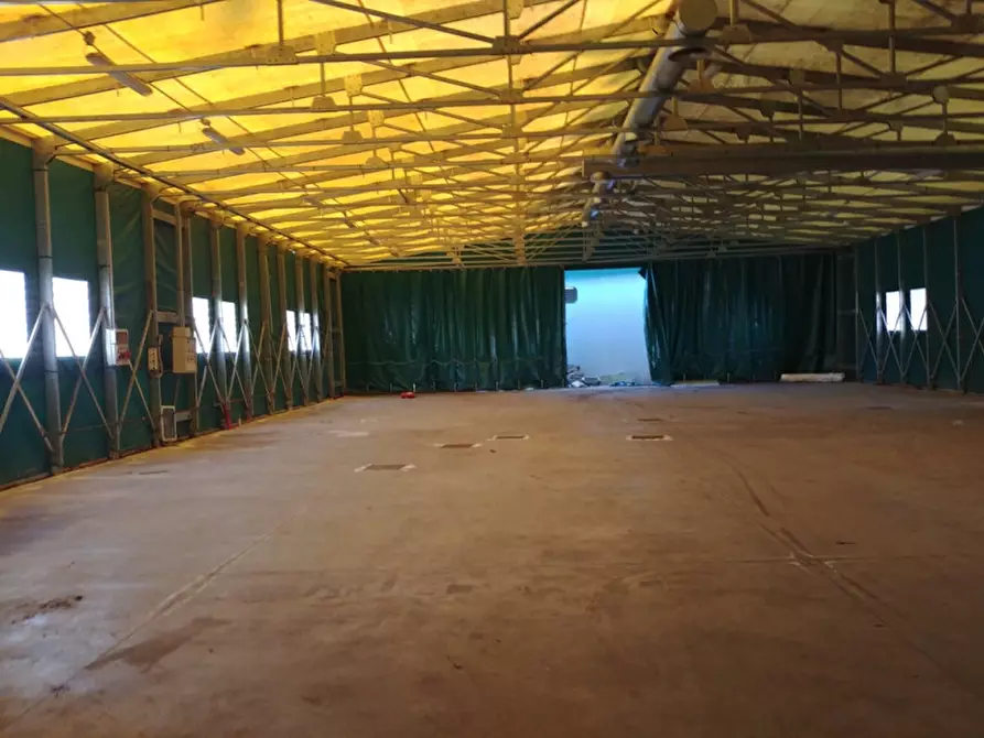 Immagine 3 di Laboratorio in vendita  in VIA PER VIMERCATE a Usmate Velate